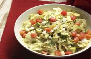 Corbatitas con salsa de palta y hierbabuena